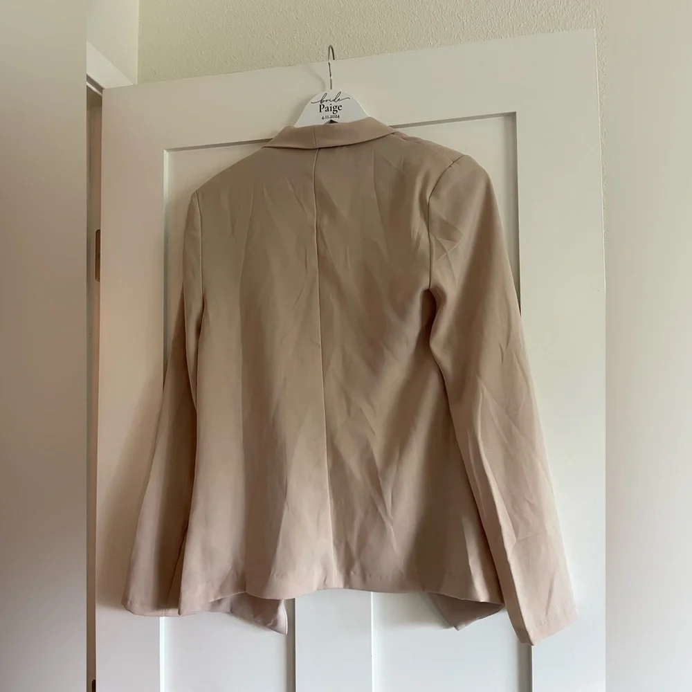 ✨📋 Lulu’s Miss Punctuality Taupe Lightweight Blazer - S📋✨ - Picture 7 of 11